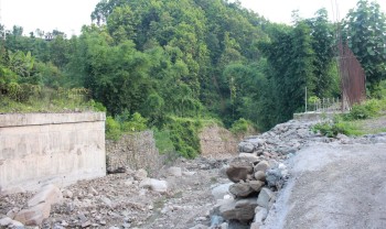 पटक–पटक म्याद थप्दा पनि सात वर्षदेखि लेदुवा खोलाको पुल अधुरै