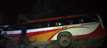 पोखराबाट सुर्खेत जाँदै गरेको बस दाङमा दुर्घटना, १४ यात्रु घाइते