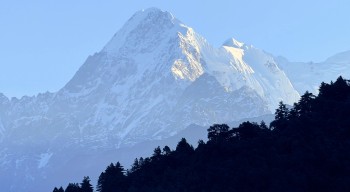 धुञ्चेबाट देखिएको लाङटाङ हिमाल