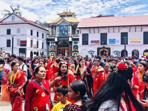पशुपतिनाथ मन्दिरमा दर्शनार्थीको घुइँचो: तस्विरहरु सहित