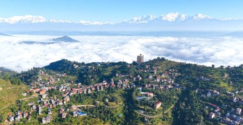 कुहिरोले ढाकिएको बन्दीपुर र मर्स्याङ्दी उपत्यका, पृष्ठभूमिमा हिमालको मनमोहक दृश्य
