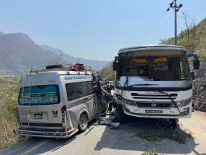 बिपी राजमार्गमा बस–माइक्रोबस ठोक्किँदा १० जना घाइते