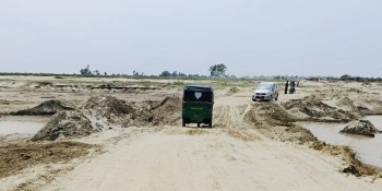 कमला नदीको अस्थायी बाँध बाढीले बगाउँदा आवतजावतमा समस्या