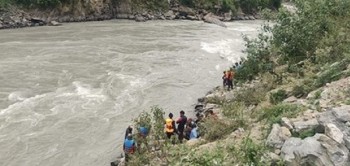 कर्णाली नदीमा डुङ्गा पल्टिँदा बुबा–छोरा बेपत्ता