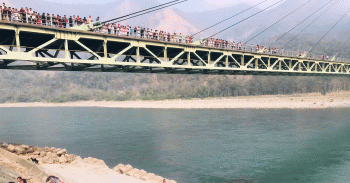कर्णाली पुलबाट हाम फालेका १७ मध्ये एकजना डुबेर बेपत्ता