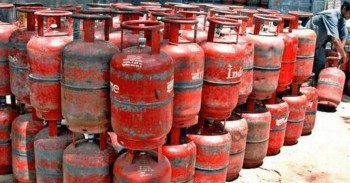 आजदेखि पेट्रोल १५ रुपैयाँले महंगियो,  इन्धन मूल्य बढेसँगै बजारमा ग्यास अभाव