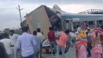 भारतको तेलङ्गनामा बस र ट्रक ठोक्किँदा २० जनाको ज्यान गयो
