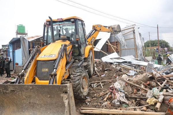 मनोहरा नदी किनारको सुकुम्बासी बस्तीमा डोजर चलाएपछि स्थानीय र प्रहरीबीच झडप