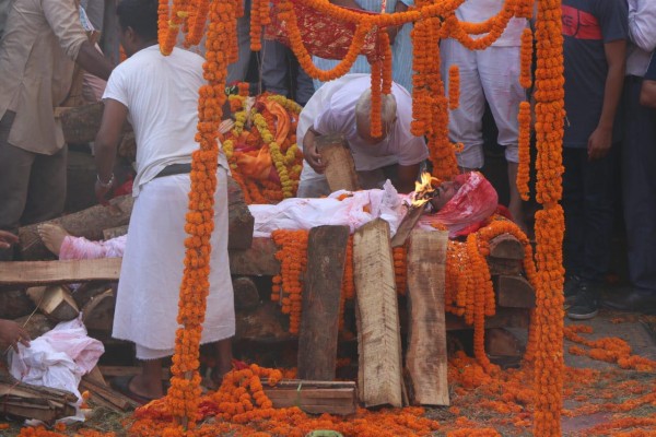 पशुपति आर्यघाटमा सांसद गिरिको अन्त्येष्टि (फोटो फिचर)