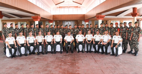 नेपाली सेनामा २९ जना प्रमुख सुबेदार/सुबेदारलाई सहायक सेनानी पदको दर्ज्यानी चिन्ह प्रदान