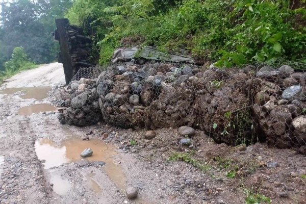 मेची राजमार्गको गोलाखर्क–राजदुवाली सडकखण्ड अवरुद्ध
