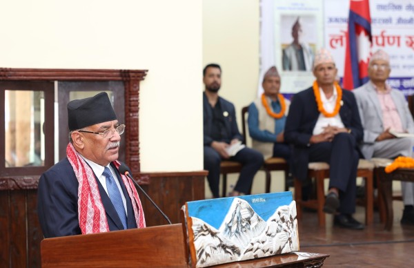 प्रधानमन्त्री दाहाल ‘साहसिक योद्धा  बोहराको जीवनी तथा संस्मरणहरू’ पुस्तक लोकार्पण समारोहलाई सम्बोधन गर्दै