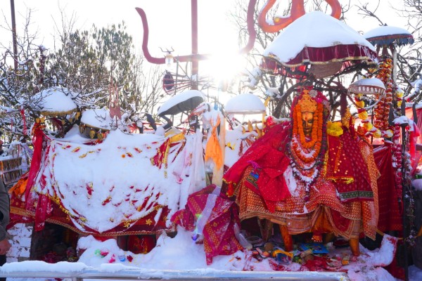 हिउँले ढाकिएको पाथीभरा मन्दिर दृश्य