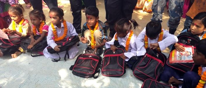 छात्रालाई झोला र स्टेशनरी
