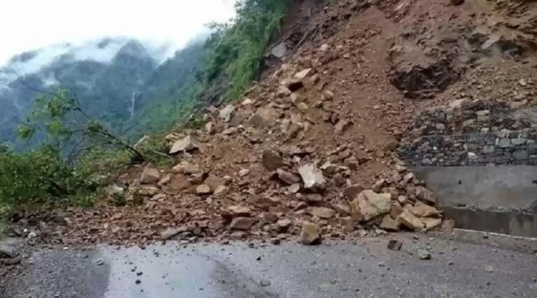 वर्षाका कारण दुम्कीबासमा वैकल्पिक सडक अवरुद्ध