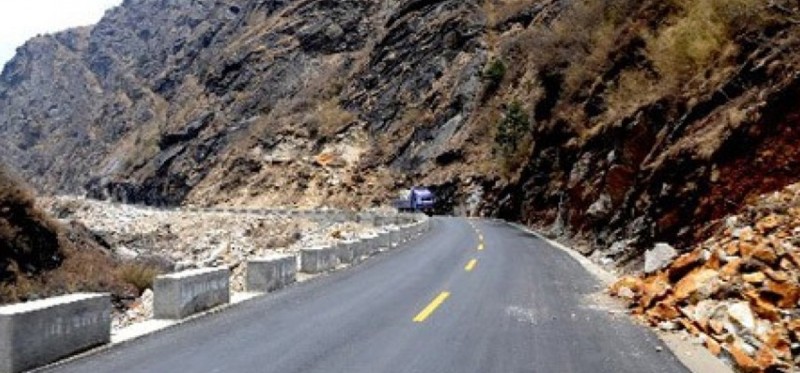 पहिरो हटाएपछि अवरुद्ध कर्णाली राजमार्ग  पुन : सञ्चालनमा