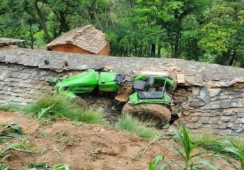 घरको छतमा ट्रयाक्टर खस्दा दुई बालिका घाइते