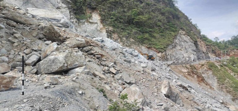 पहिरोले बेनी–जोमसोम सडकको म्याग्दी खण्ड अवरुद्ध