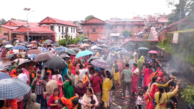 साउनको तेस्रो सोमवारः पशुपतिनाथसहित देशभरका शिवालयमा भक्तजनको घुइँचो