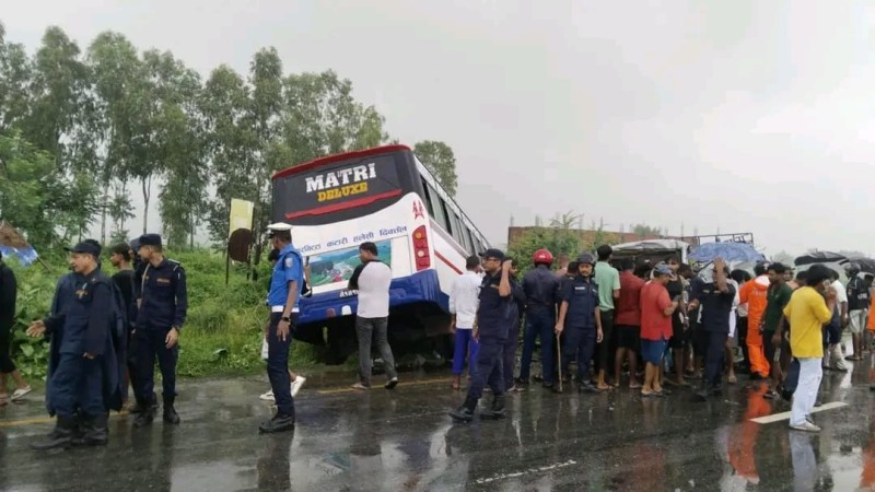 सुनसरीमा बस र माइक्रोबस ठोक्किँदा ३ को मृत्यु, १५ घाइते