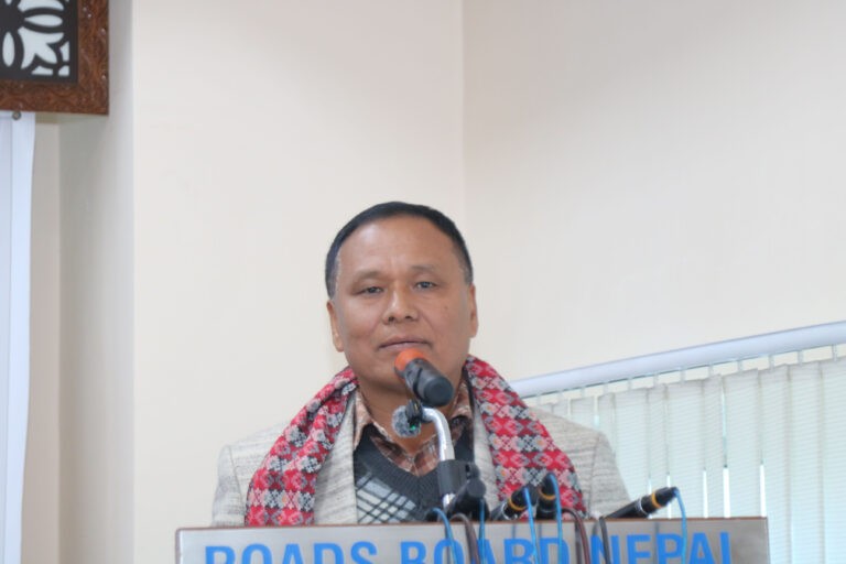 सडक मर्मतमा ढिलाइ गरिए निर्माण व्यवसायीले ‘पेनाल्टी’ तिर्नुपर्ने हुन्छः मन्त्री घिसिङ