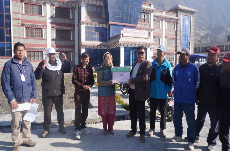 मुस्ताङका किसानलाई मौरीसहितका घार वितरण