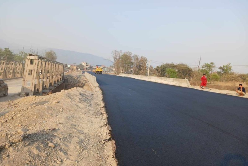 नारायणगढ–बुटवल सडकः पूर्वी खण्डमा  कालोपत्र