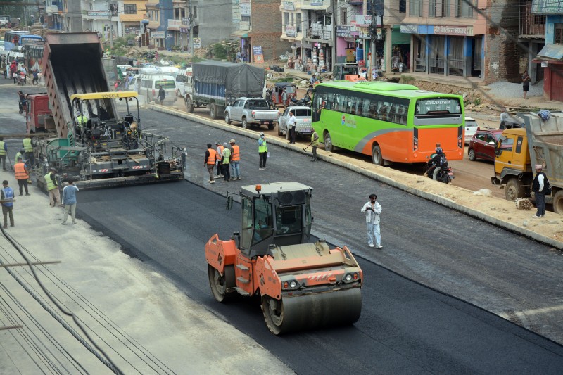 मुग्लिन–पोखरा सडकः दमौली बजारमा धमाधम कालोपत्र हुँदै