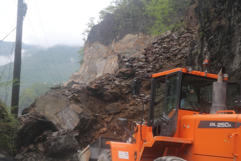 नारायणगढ-मुग्लिन सडकः पहिरो पन्छाउन पाँचदेखि ६ घण्टा लाग्ने