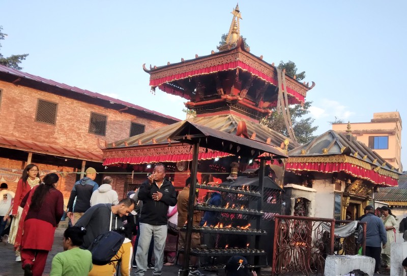 शोभा भगवती मन्दिरमा भक्तजन
