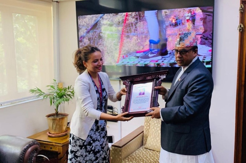 विमान परिचारिकाले बुझाए पर्यटनमन्त्रीलाई सुझावपत्र