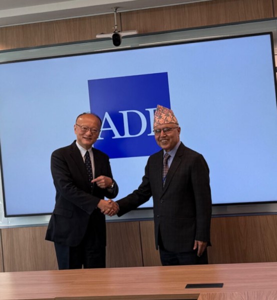 अर्थमन्त्री खनाल र एसियाली विकास बैंकका अध्यक्षबीच भेट