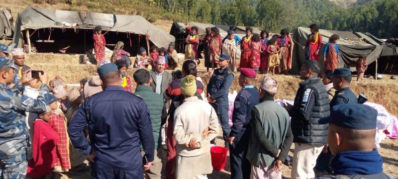 चिसोबाट जोगिन राउटे समुदायलाई कपडा वितरण 