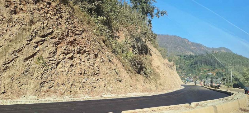 पृथ्वीराजमार्ग अन्तर्गत तनहुँको बन्दीपुर गाउँपालिका–१ नालामा गरिएको कालोपत्र सडक