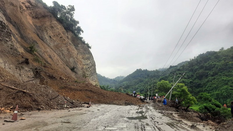 पहिरोले अवरुद्ध पृथ्वी राजमार्ग सञ्चालन