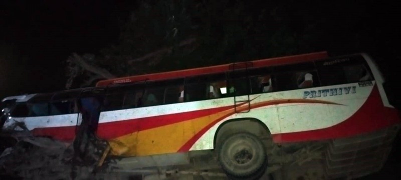 पोखराबाट सुर्खेत जाँदै गरेको बस दाङमा दुर्घटना, १४ यात्रु घाइते