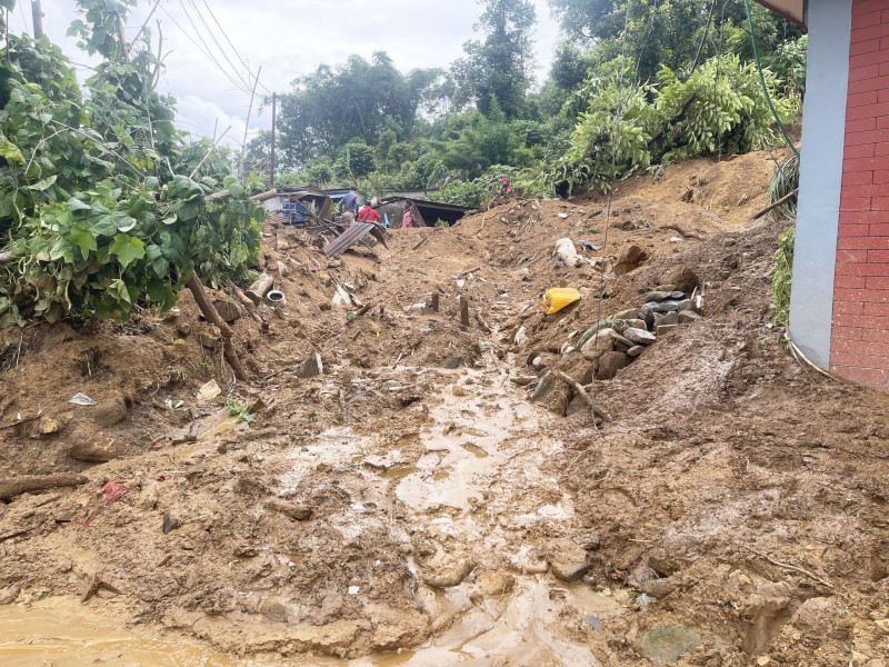 पहिरोमा पुरिएका चलाउने दम्पतीको शव फेला