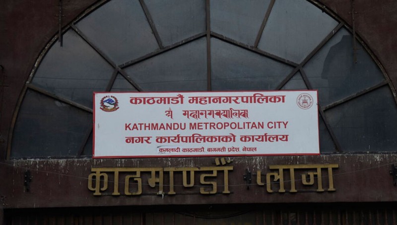 दुईपाङ्ग्रे एम्बुलेन्स सेवा सञ्चालन गर्दै कामपा