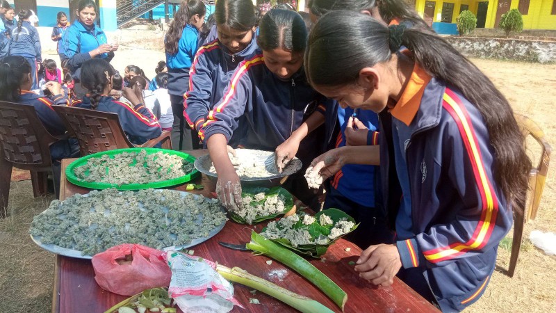 मस्यौरा बनाउँदै विद्यार्थी