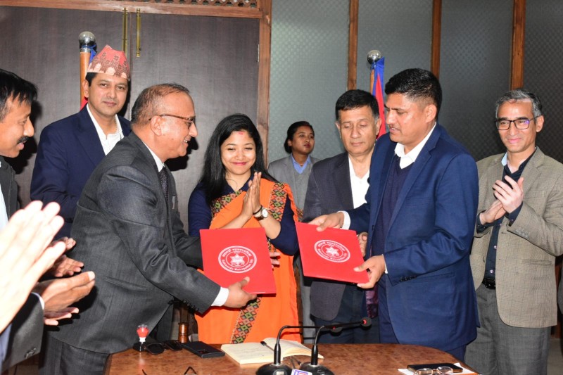 महानगर र  नेपाल आँखा अस्पतालबीच सम्झौता  : बीस हजार विद्यार्थीको नेत्र परीक्षण गर्ने