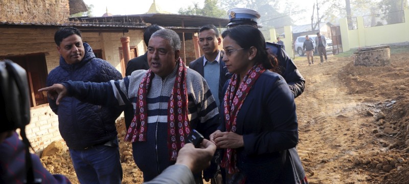 नारायणगढका सडक सीमाभित्रका संरचनामा डोजर चलाइँदै