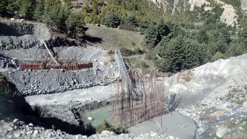 धाप्लाङघाटमा निर्माणाधीन मोटरेबल पुल अलपत्र : सात वर्षपछि ढाँचा परिवर्तन सुरु