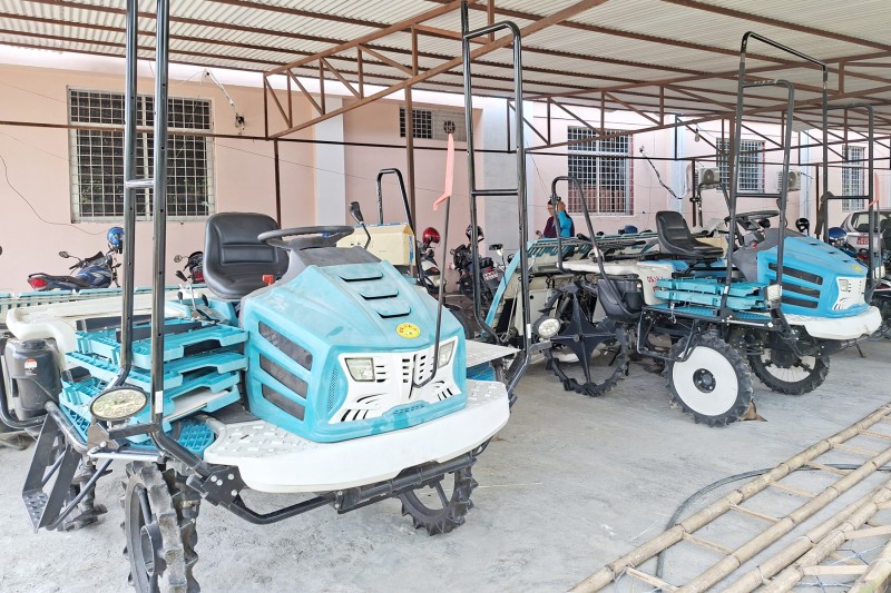 किसानलाई धानरोप्ने उपकरण ‘राइस ट्रान्सप्लान्टर’ प्रदान