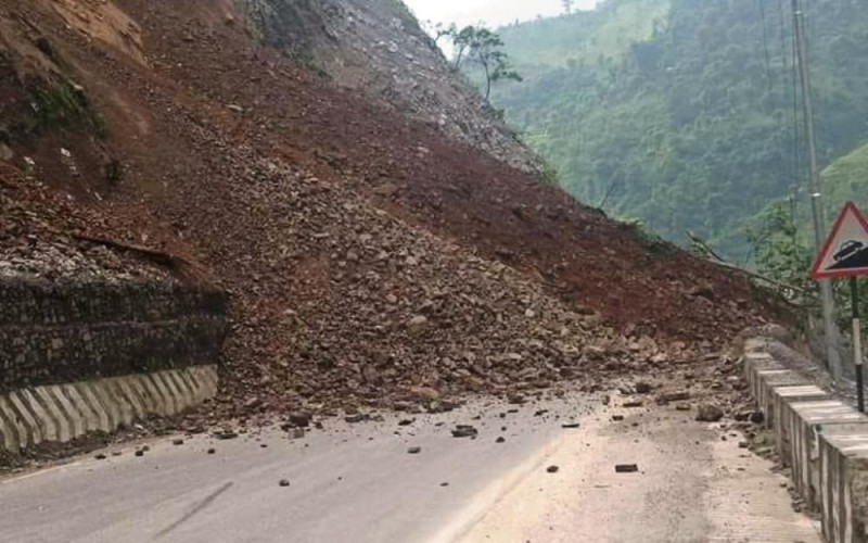 पहिरोले बागलुङ–बुर्तिबाङ सडक अवरुद्ध: सवारी आवागमन ठप्प