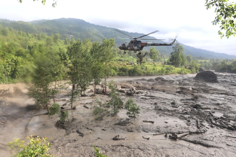 सेनाको हेलिकप्टरद्वारा  दुई जनाको सकुशल उद्धार