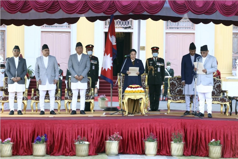 राष्ट्रपति भण्डारीद्वारा नवनियुक्त प्रधानमन्त्री प्रचण्डलाई शपथ
