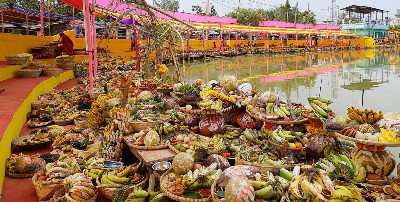 बरूण सरोवरमामा व्रतालुहरूले सजाएर राखेका पूजा सामग्री