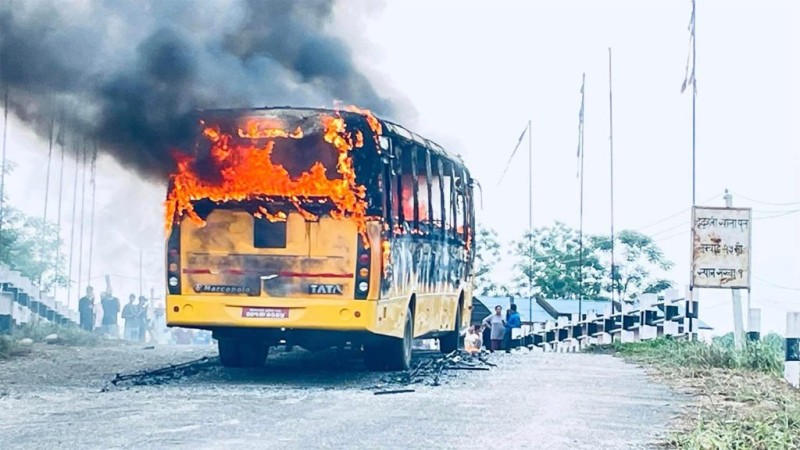 भरतपुरमा अज्ञात समूहद्वारा स्कुल बसमा आगजनी