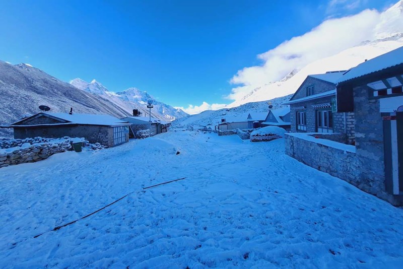 खुम्बुमा असोजमै हिमपात