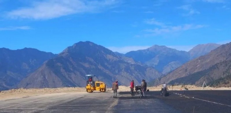 सुनथराली विमानस्थलमा कालोपत्र गरिँदै